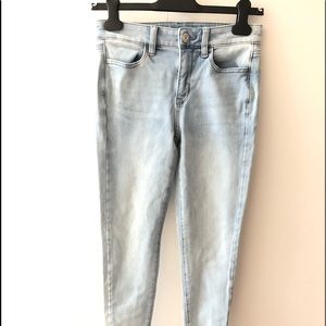 Light-wash AE Jeans